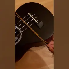 Jak założyć pasek na ukulele, by grać wygodnie i bez przeszkód