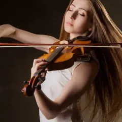 Czym gra się na skrzypcach? Podstawy, techniki i akcesoria, które musisz znać