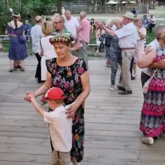 Muzyka z dzieciństwa babci – piosenki, które łączą pokolenia i wzruszają