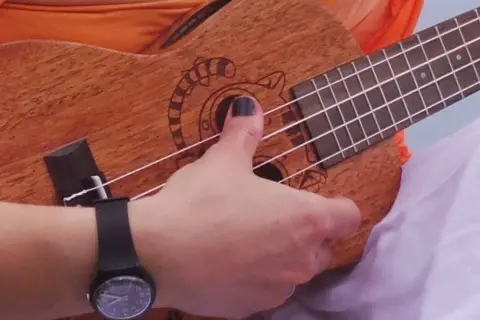 Jak szarpać struny na ukulele i tworzyć wyjątkowe brzmienia