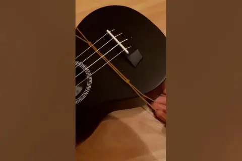 Jak założyć pasek na ukulele, by grać wygodnie i bez przeszkód