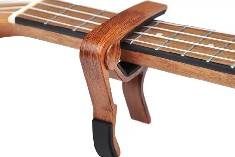 Jaki kapodaster do ukulele wybrać? Kluczowe wskazówki i modele.