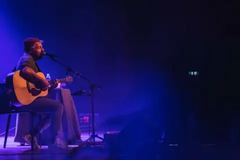 Ile trwa koncert Pawła Domagały? Czas trwania i emocje na scenie