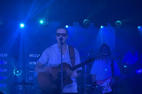 Ile trwa koncert Mroza? Poznaj szczegóły występów i wyjątkowe atrakcje.