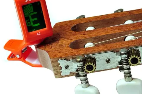 Czy stroikiem do gitary można nastroić ukulele? Oto pewne odpowiedzi i wskazówki!