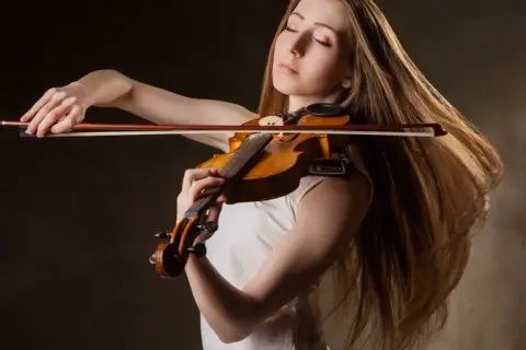 Czym gra się na skrzypcach? Podstawy, techniki i akcesoria, które musisz znać