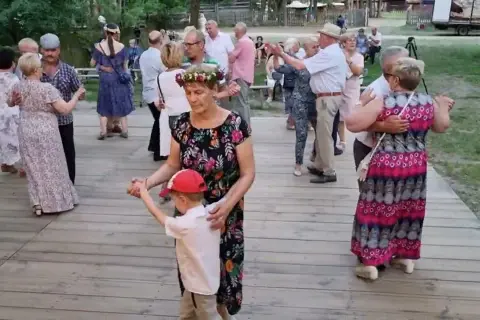 Muzyka z dzieciństwa babci – piosenki, które łączą pokolenia i wzruszają