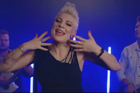 Ile kosztuje koncert Piękni i Młodzi? Kluczowe informacje i ukryte wydatki
