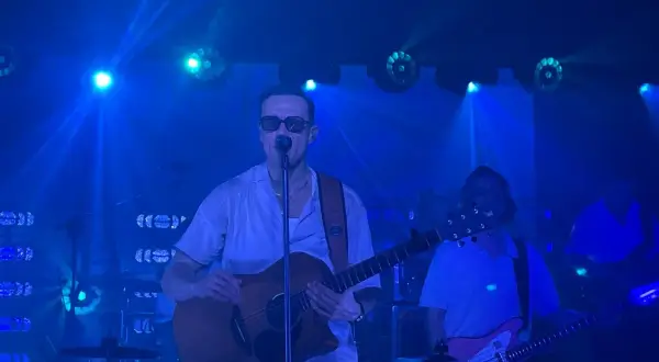 Ile trwa koncert Mroza? Poznaj szczegóły występów i wyjątkowe atrakcje.