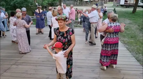 Muzyka z dzieciństwa babci – piosenki, które łączą pokolenia i wzruszają